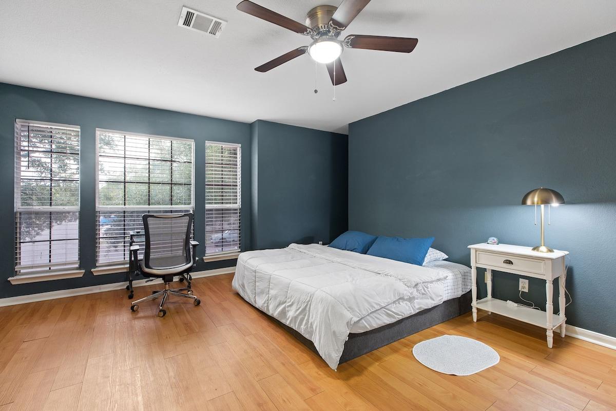 Family Retreat Near Kalahari | Sleeps 10 | Modern1