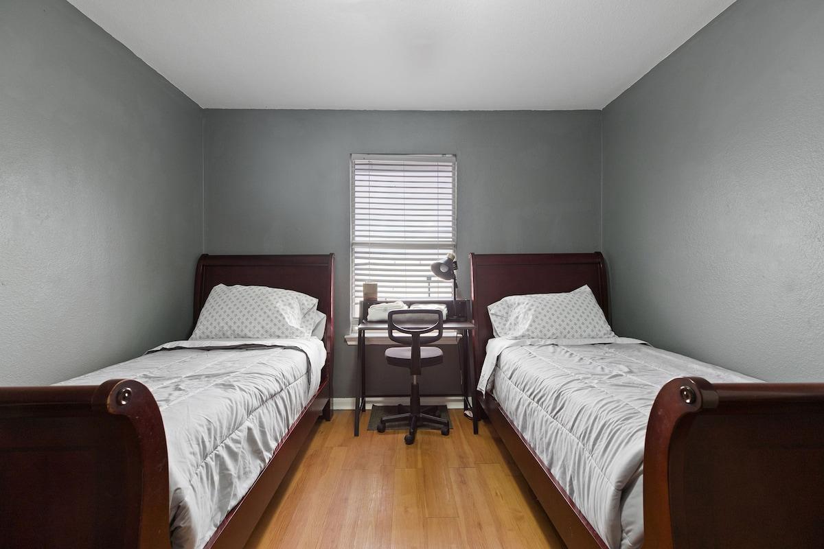 Family Retreat Near Kalahari | Sleeps 10 | Modern2