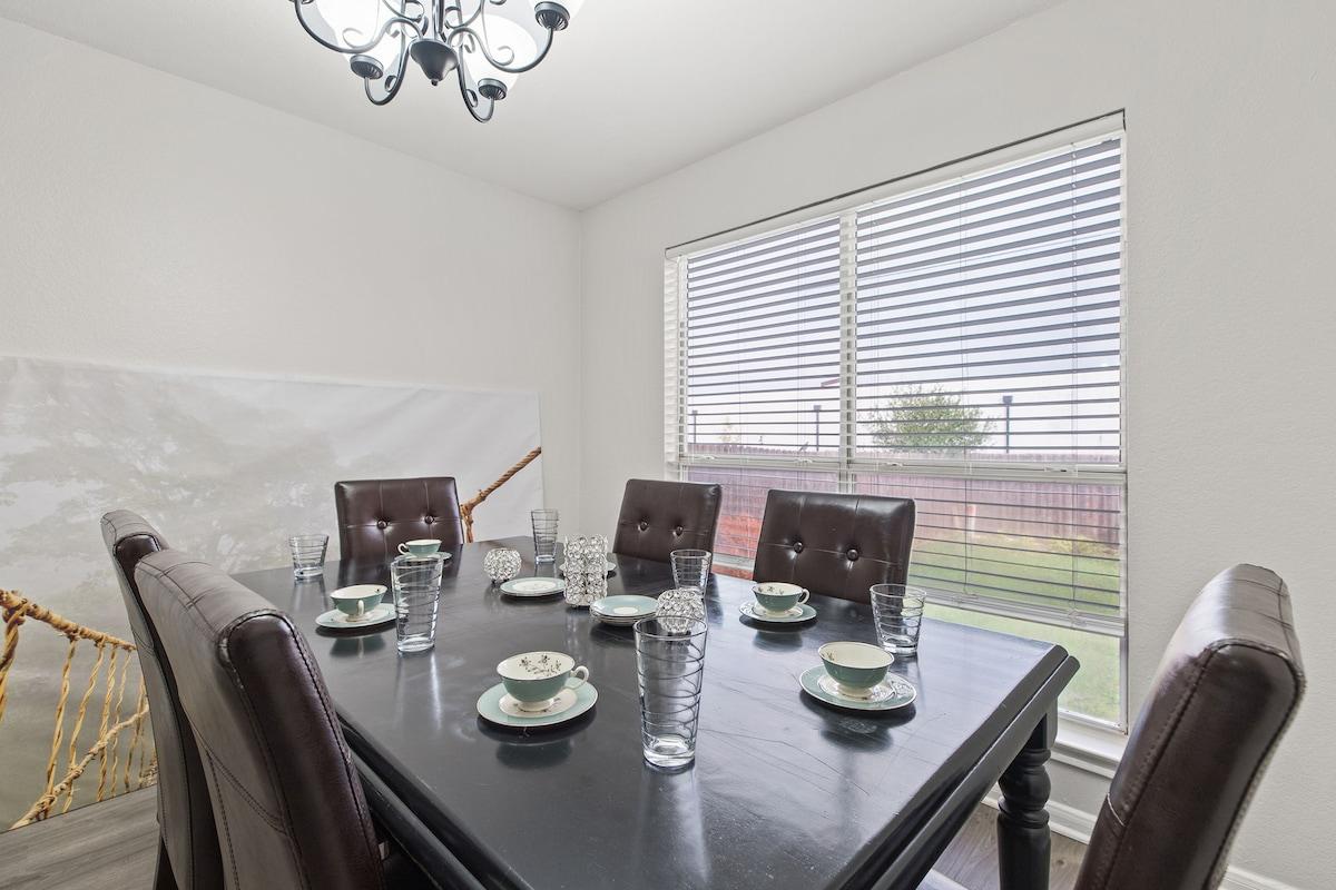 Family Retreat Near Kalahari | Sleeps 10 | Modern5