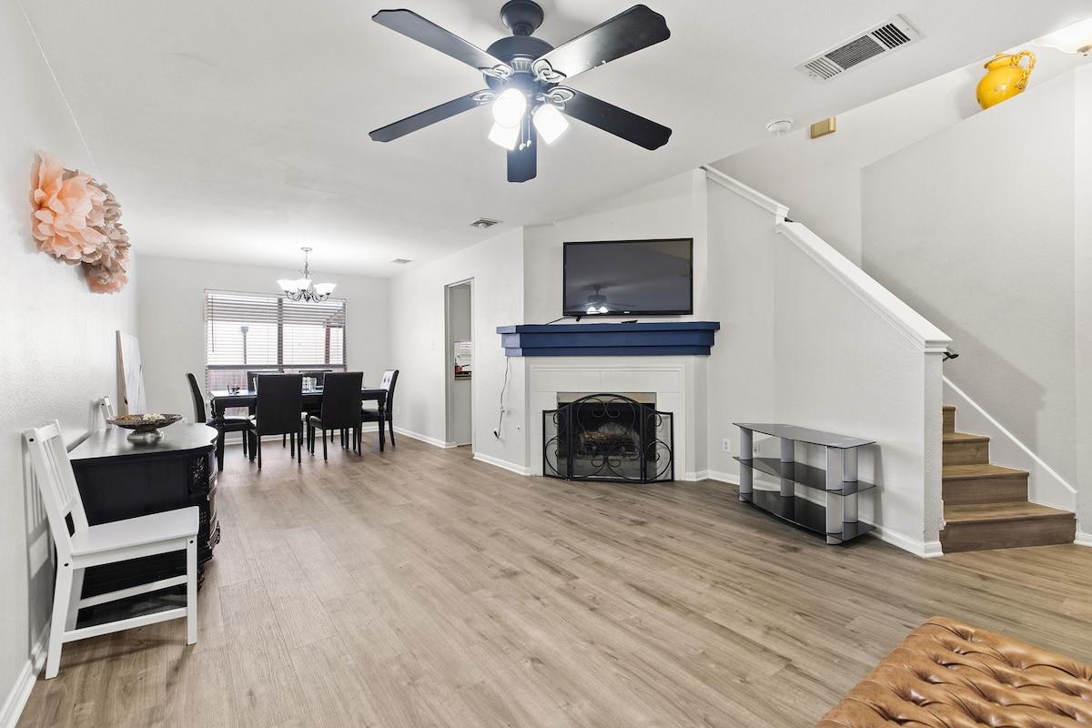 Family Retreat Near Kalahari | Sleeps 10 | Modern6